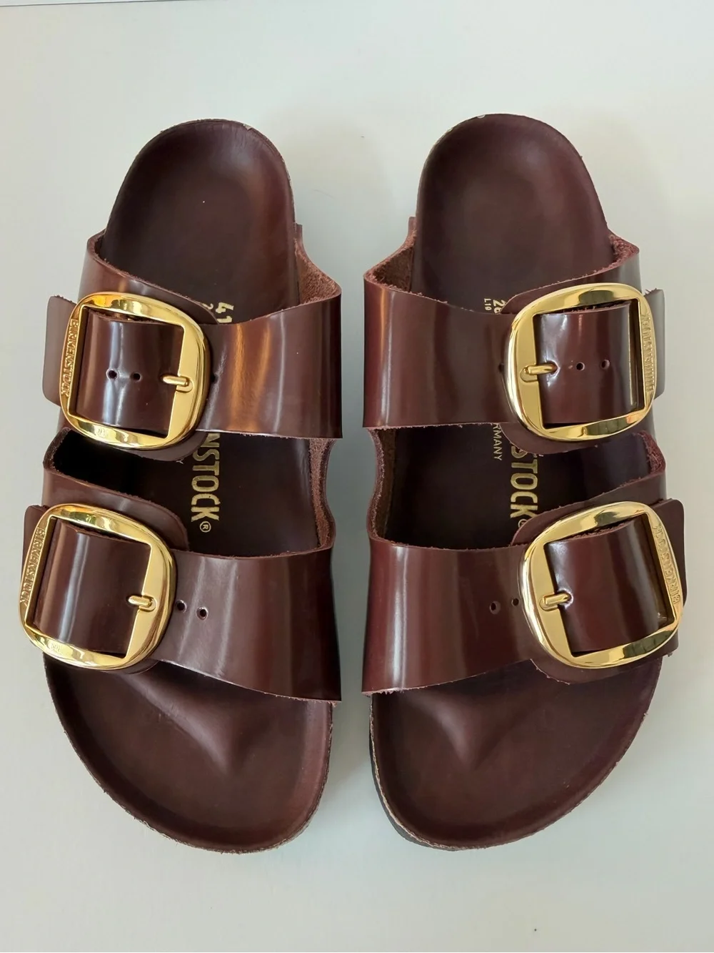Birkenstock Arizona Big Buckle Sandal in High Shine Zinfandel Leather, Size 10 - Picture 2 of 9